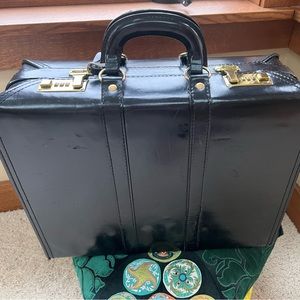 RARE Vintage Presto Black🖤Patent Leather Suitcase w/ Brass Lock/Accents 💛